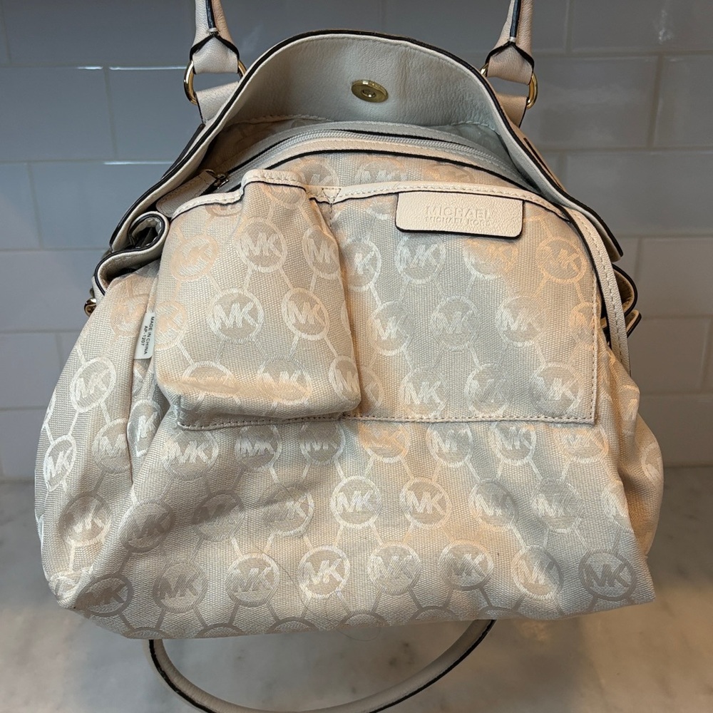 Michael Kors Hamilton Heart Lock XL Convertible Tote - Picture 14 of 16